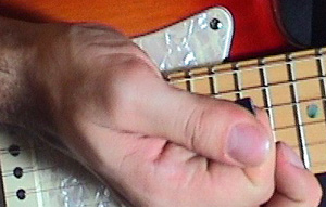 How to hold the pick for a pinch